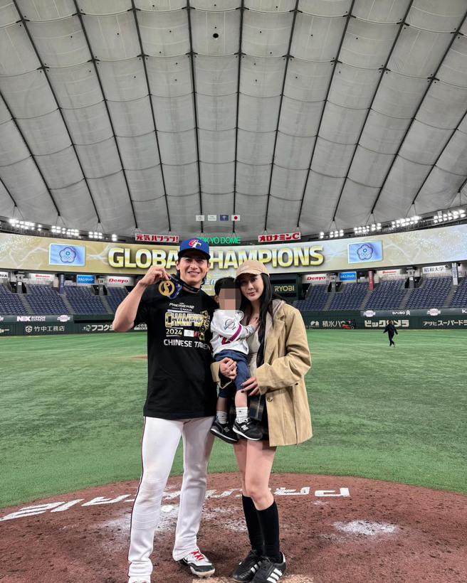陈杰宪PO出和老婆、大儿子在东京巨蛋内的合照，他开心展示金牌。（图／翻摄陈杰宪脸书）
