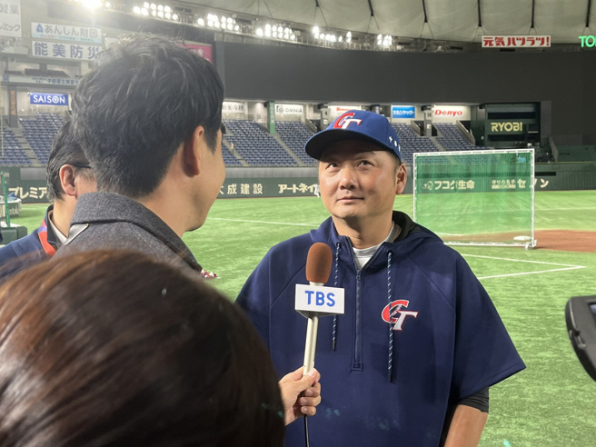 中华队总教练曾豪驹婉拒大会喷香槟，并表示要带回台湾再庆祝。（记者毛婉婷／摄影）

★《中时新闻网》提醒您：饮酒过量有害身体健康。