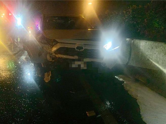 死者自小客連遭後車追撞而起火燃燒。(國道警方提供／呂妍庭嘉義傳真)