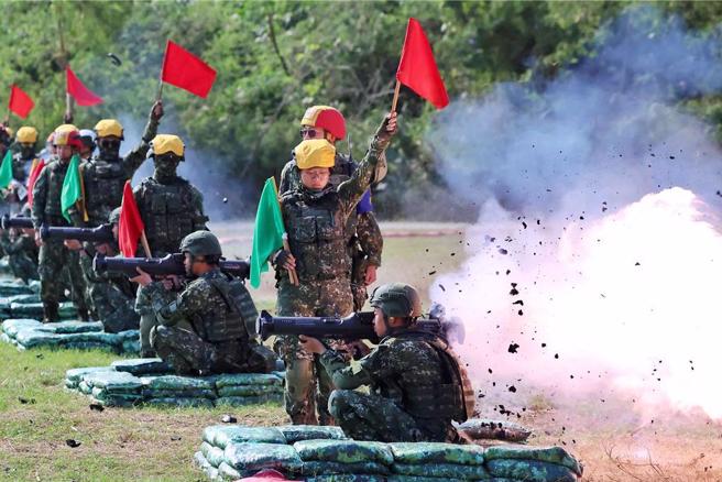陆军龙潭联保厂一名20岁林姓二兵，于营区走路时使用手机遭到中士纠正，竟一怒之下当眾辱骂「X你娘」。（仅示意画面，与本次新闻无关 / 报系资料照）