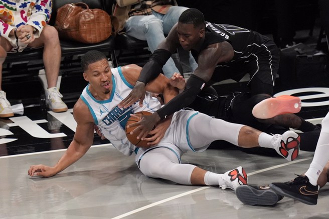 葛兰特威廉斯(左)确定右膝ACL撕裂整季提前报销。(美联社资料照)