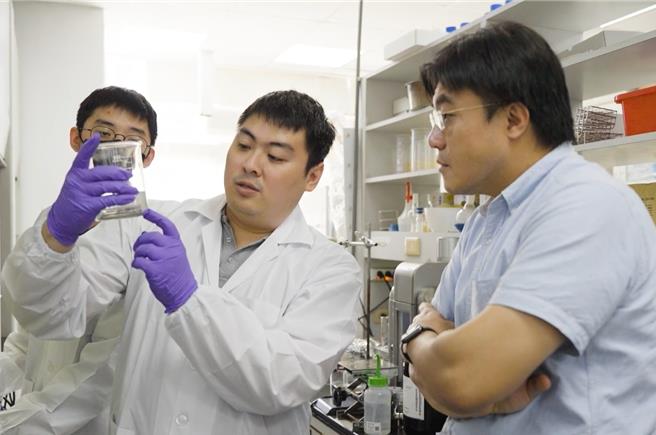 台科大王復民特聘教授（右一）与研究团队多年来致力于降低锂电池使用风险、延长电池使用寿命的相关研究。（台科大提供／林志成台北传真）