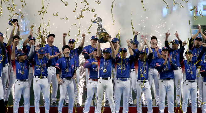 世界棒球12强中华对日本冠军战，中华队以4:0完封日本队，赢得世界冠军，中华队队长陈杰宪（前中）高举冠军奖杯和所有队员欢庆夺冠。（赵双杰摄）
