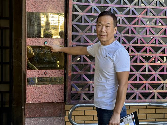 台北市议员锺小平今（25）日上午前往台北地检署按铃告发谢女、劳动部前部长许铭春涉嫌贪污罪。（赖佩璇摄）