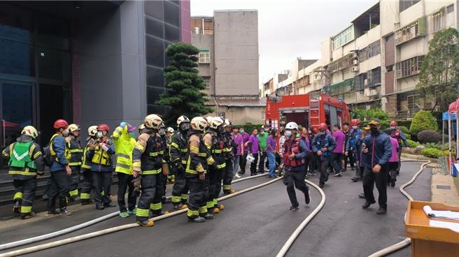 桃园市政府消防局第一大队特别选择辖内茂丰精密工业股份有限公司八德厂来举办拟真的兵棋推演。（桃园市消防局第一大队提供）