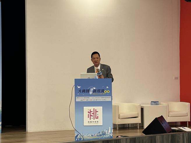 台湾房屋集团总裁彭培业首先展开专题分享，谈论ESG友善环境及共创新经济，以永续角度分析未来建筑的新样貌。（姜霏摄）