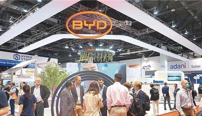 本届COP29联合国气候变化大会上，体现了中国在绿色能源方面的领先地位，中国电动汽车企业比亚迪提供了160多辆电动大巴用于接送记者和谈判代表，蔚来汽车则提供了大会指定的接待和公务用车。（新华社）