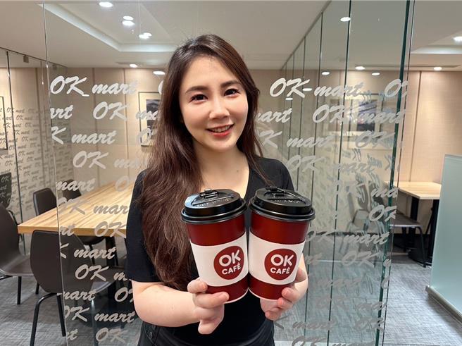 OKmart莊園美式、莊園拿鐵25日再推不限冷熱買2送2。（OKmart提供／朱世凱台北傳真）