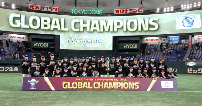 中华队以4:0完封日本队，赢得世界冠军，中华队开心合影留念。（赵双杰摄）
