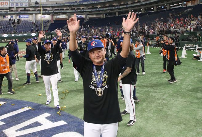 中华队以4:0完封日本队，赢得世界冠军，中华队总教练曾豪驹（前）向到场的球迷致意。（赵双杰摄）