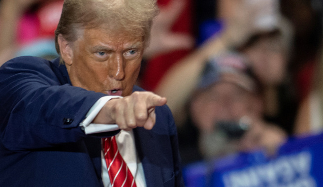 川普在竞选过程中反覆强调：只有消灭「内部敌人」才能让美国再次伟大，并誓言重组美国的政治与军事机构，其「内部清洗」计画引发舆论讨论。（图/路透社）