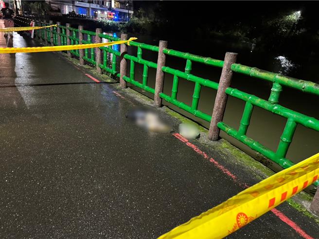 汐止金龙湖昨晚有妇人落水，警方拉起封锁线。（民眾提供）