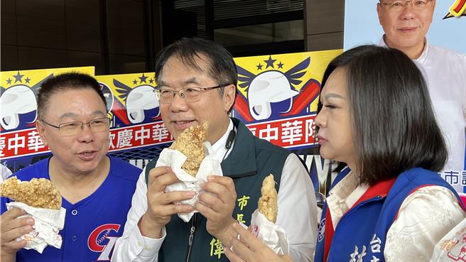 台南市长黄伟哲（左二）也加入发放行列。（张毓翎摄）