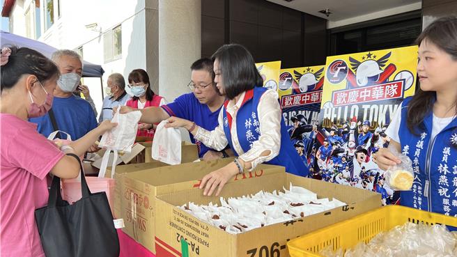 今天一早还不到7点就有民眾来排队，现场气氛相当热闹。（张毓翎摄）