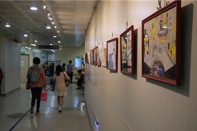 育田基金会在2023年起举办拼贴画展，提供癌友抒发心情的渠道，今年他们将画展移师到花莲门诺医院二楼门诊区展出，展期至明年1月10日。（花莲门诺医院提供／罗亦晽花莲传真）