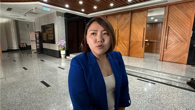 高市议员邱于轩今（25）日质询时踢爆，高雄银行市府分行1名经理疑似有靠山，涉嫌职场霸凌，逼员工看精神科医生。（柯宗纬摄）