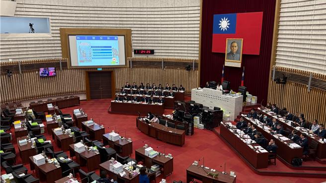 高市议员邱于轩今（25）日质询时踢爆，高雄银行市府分行1名经理疑似有靠山，涉嫌职场霸凌，逼员工看精神科医生。（柯宗纬摄）