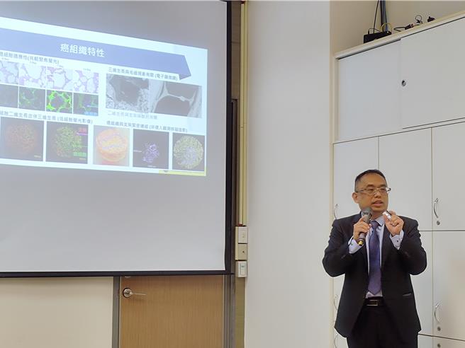 国卫院生医工程与奈米医学研究所副研究员董国忠说明「体外3D癌细胞培养技术」，有别于过去将人体细胞取出后放在培养皿中，这项新技术是运用多孔性骨支架模拟真实肿瘤环境。（王家瑜摄）