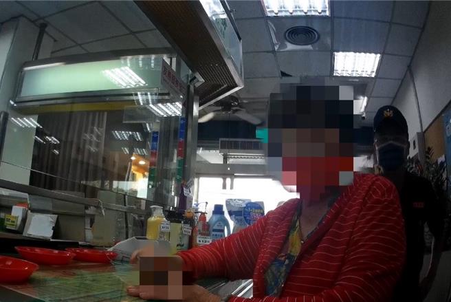 陈姓妇人在邮局行员及警方劝导下，放弃提领30万元，及时保住老本。（民眾提供／郭良杰高雄传真）