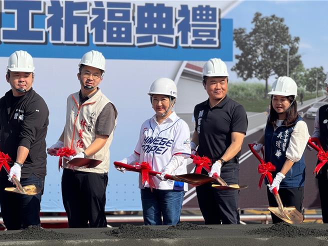 台中市乌日区成功西路因路幅狭窄还有陡坡、弯道，最窄处仅3.5公尺，影响交通安全并造成壅塞，台中市长卢秀燕25日出席表示，中华队昨夺冠成功，乌日这条成功西路也开工，大家今共同分享两件喜事。（潘虹恩摄）