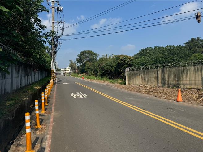 台中市乌日区成功西路是往来大肚山的交通要道，因路幅狭窄还有陡坡、弯道，最窄处仅3.5公尺，影响交通安全并造成壅塞，经地方争取，中市府投入8亿多进行拓宽改善工程，25日上午热闹开工。（潘虹恩摄）