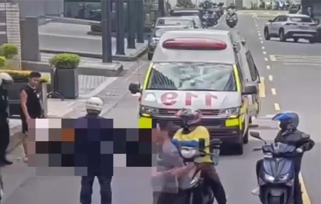 警消将伤者送医急救。（民眾提供）