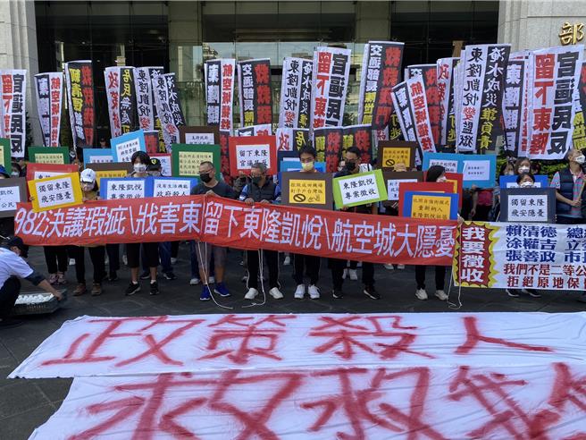 桃园东隆凯悦社区居民赴交通部陈情，盼政府以专案方式徵收住家。（陈佑诚摄）