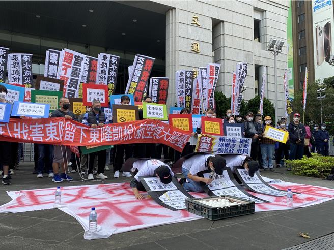 桃园东隆凯悦社区居民赴交通部陈情，盼政府以专案方式徵收住家。（陈佑诚摄）