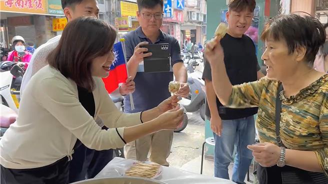 基隆市副市长邱佩琳（左）25日上午与民眾共同庆祝中华队夺冠，并允诺市府将会持续推动三级体育。（翻摄照片／张志康基隆传真）