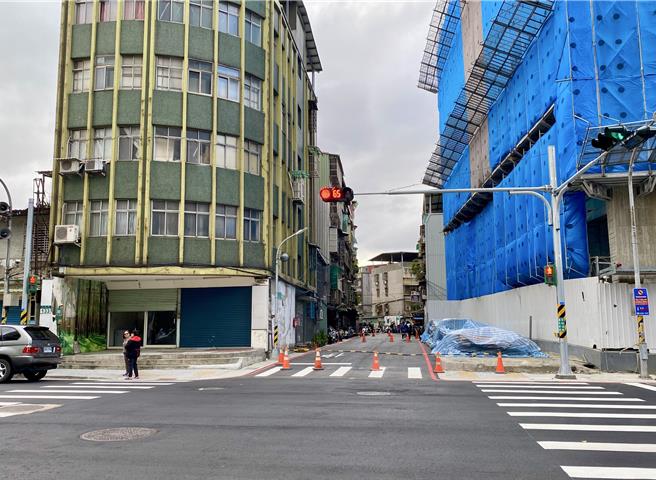 板桥中正路135巷道路瓶颈打通完工通车。（板桥区公所提供）