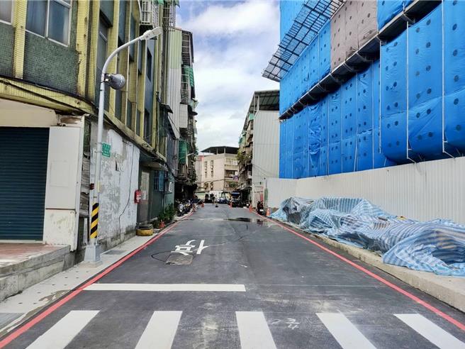 中正路135巷规画7米道路，配置双向车道通行。（板桥区公所提供）