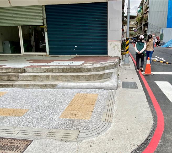 中正路135巷增设单侧排水沟，改善巷口周边人行道无障碍设施。（板桥区公所提供）