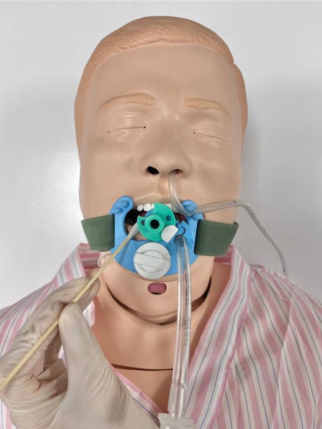 花蓮縣消防局高級救護技術員吳冠廷（左）與救護義消謝欣伶（右），5年前合作設計「複合式功能管路共構裝置」，有效固定患者到院前後置放氣管內管與鼻胃管。（謝欣伶提供／羅亦晽花蓮傳真）