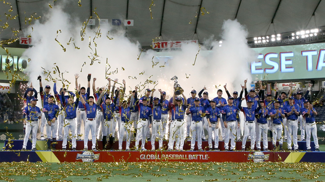 中华队赢得世界冠军，中华队队长陈杰宪（前中）高举冠军奖杯和所有队员欢庆夺冠。（赵双杰摄）