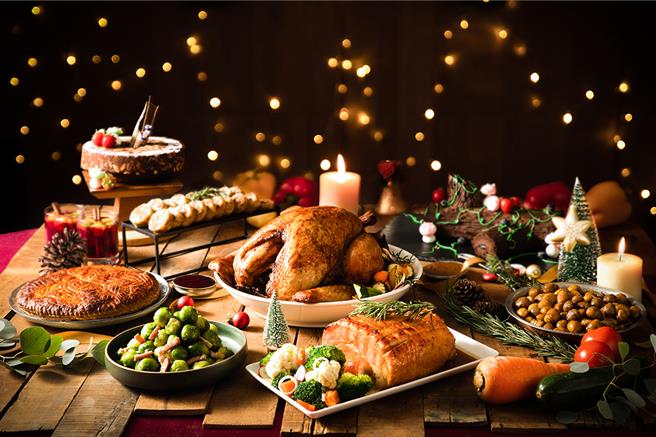 Cozzi KITCHÉN圣诞晚宴派对将于12月21日盛大举行，餐点提供经典料理「烤火鸡」、「炉烤牛肉」和圣诞造型的咸、甜点等，还有多种团康互动和抽奖活动。（图 ／ 和逸饭店．台南西门馆）