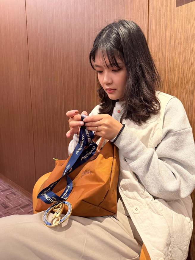 江国豪谢谢妻子帮忙缝补金牌带子。（threads@_chiang_1229_）