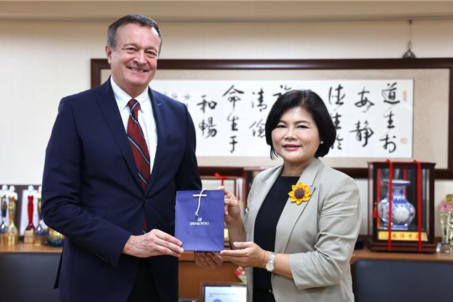 「奥地利商务代表办事处」商务代表欧贺曼（左）25日造访云林县，县长张丽善（右）强调云林正积极由传统农业县朝「农工商科技城」迈进，欢迎奥地利企业前来投资设厂，共同创造更多的价值与机会。（云林县政府提供／张朝欣云林传真）