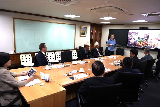 「奥地利商务代表办事处」商务代表欧贺曼（左二）25日造访云林县，县长张丽善（左一）率县府团队简报，欢迎奥地利企业前来投资设厂，共同创造更多的价值与机会。（云林县政府提供／张朝欣云林传真）