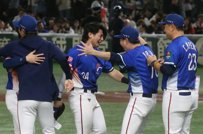 中华队封王后陈杰宪（图中）激动泪崩，将冠军献给已逝双亲与爱妻。（图／赵双杰摄）