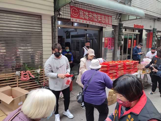 陈杰宪（灰衣）曾参与已逝母亲创办的高雄市微笑慈善会活动。（图／高雄市微笑慈善会脸书粉专）