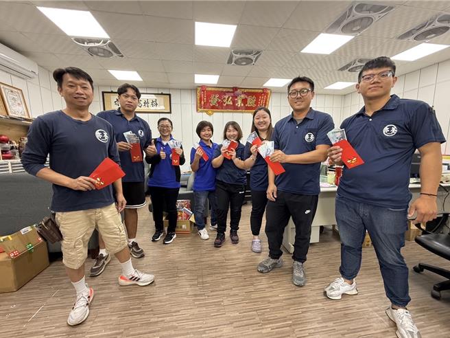 台中市梧栖区亦荃水电材料公司老板陈义仁，当场宣布旗下每位员工12月加薪5千元，25日发加薪大红包，员工直呼「幸福企业」。（陈义仁提供／张妍溱台中传真）