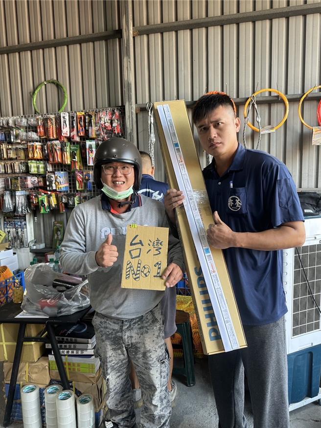 庆祝中华队夺世界冠军，连到店里消费月结的客户，每人赠送1组飞利浦4尺双灯具。（陈义仁提供／张妍溱台中传真）