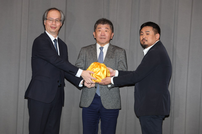 劳动部25日举行部长交接典礼，由政务委员陈时中（中）主持。代理部长陈明仁（左）将印信交接给新任部长洪申翰（右）。（邓博仁摄）