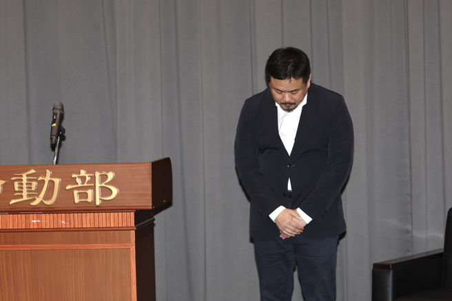 劳动部基层公务员遭霸凌轻生案，让部长何佩珊下台，换上立委洪申翰（见图）接任。洪申翰接过印信后，立刻跟家属及社会鞠躬致歉。（邓博仁摄）