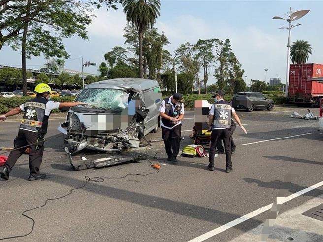 运钞车失控撞分隔岛后再撞上联结车，造成一重伤、一轻伤。（民眾提供／郭良杰高雄报导）