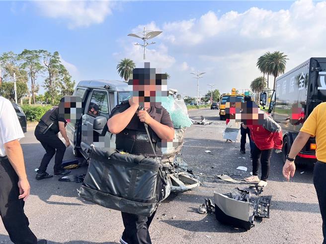 保全公司派另一部运钞车到场将现金载走。（民眾提供／郭良杰高雄传真）