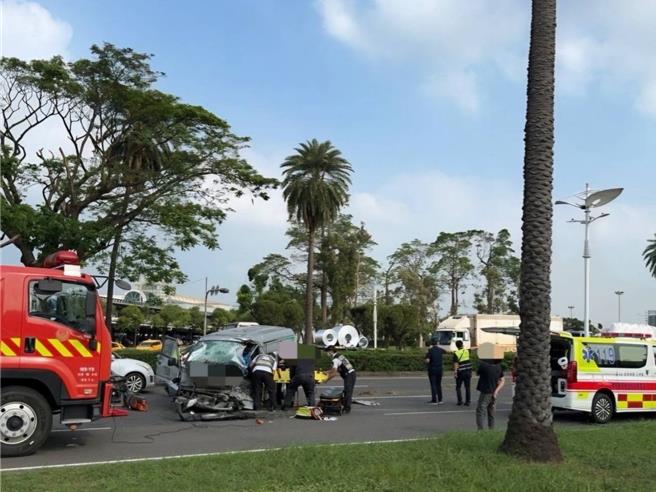 警消人员将运钞车内受困人员救出送医。（民眾提供／郭良杰高雄传真）