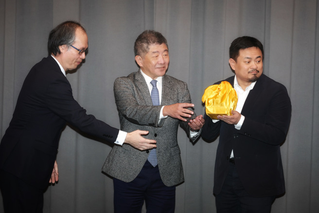 勞動部25日舉行部長交接典禮，由政務委員陳時中（中）主持。代理部長陳明仁（左）將印信交接給新任部長洪申翰（右）。（鄧博仁攝）