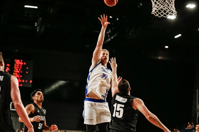 中华队高柏铠在禁区抛投。(取自FIBA官网)