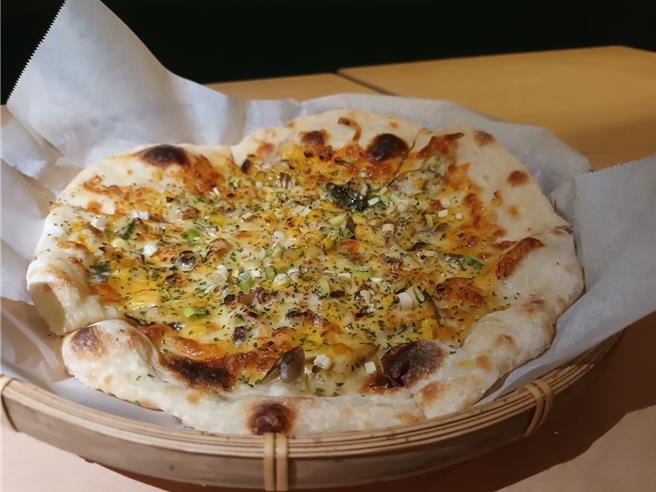 「Buddy＋House壹耗店」使用醜蔬果製作披薩美味不減。（新北市農業局提供）